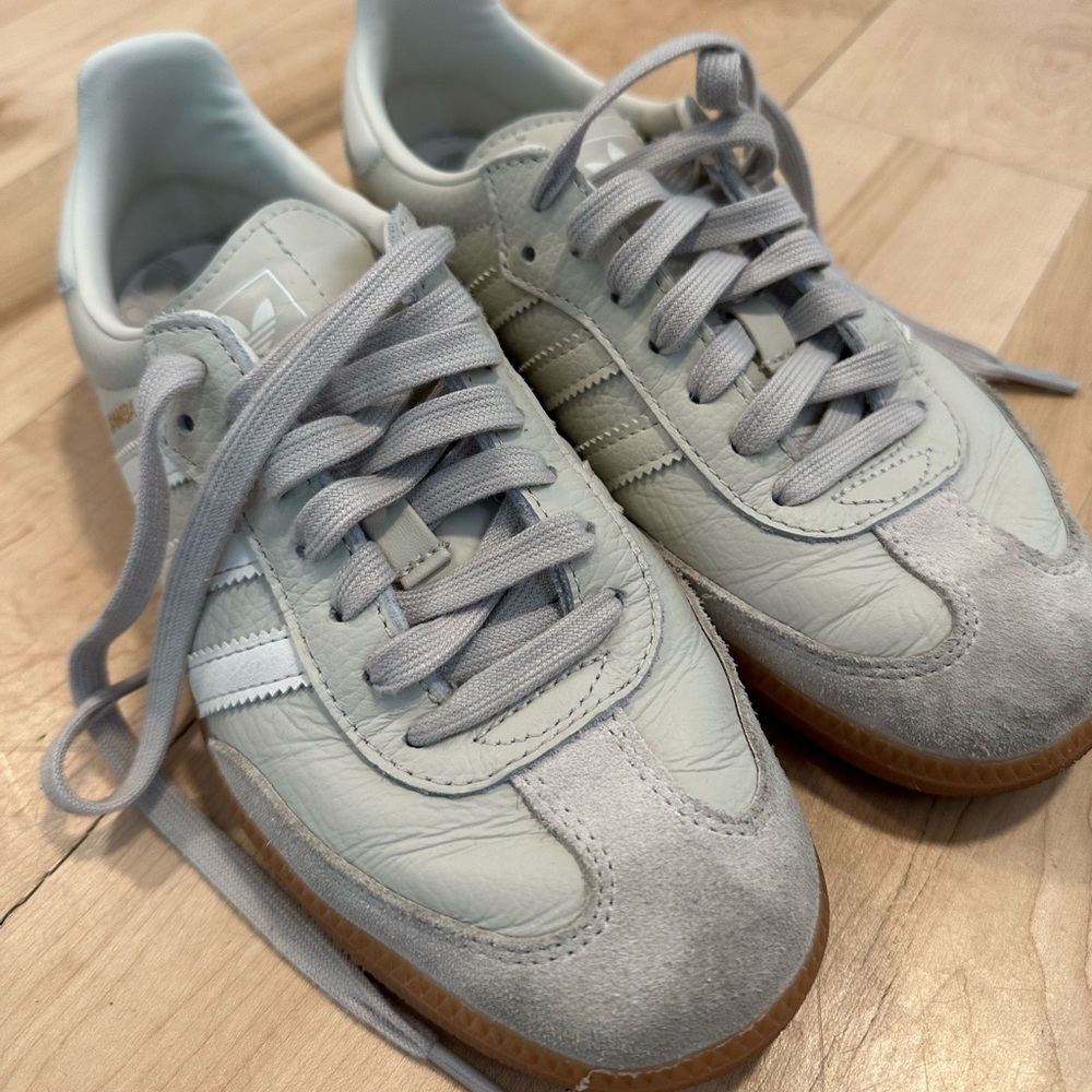 Beige adidas sambas